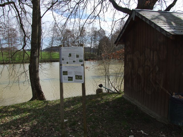 Panneau du circuit O respiration au bord du plan d'eau