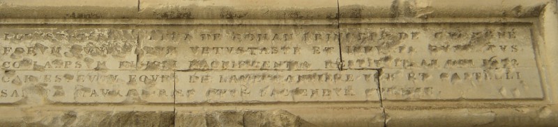Linteau de la porte des Halles